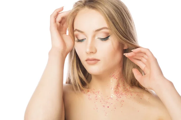 Retrato de belleza de mujer joven sensual con maquillaje brillante con g — Foto de Stock