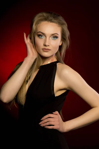 Atraktivní blondýna model s profesionální make-up nosí černé d — Stock fotografie