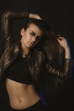 Esmer modeliyle lüks deri ceket st, sanat makyaj