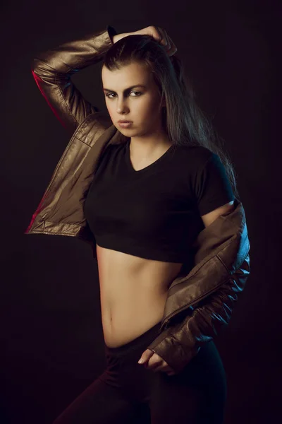 Opalona brunetka model sztuki makijażu pozowanie Studio w kolorze czarnym — Zdjęcie stockowe