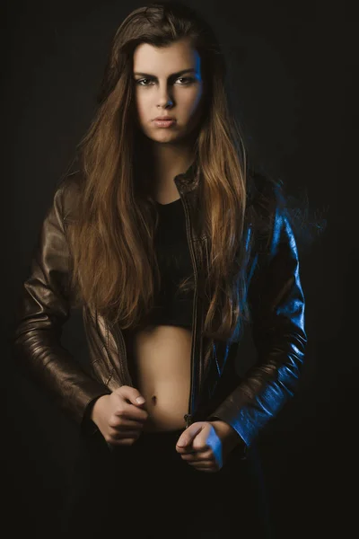 La modelo a la moda joven con el pelo largo posando en el estudio con blu —  Fotos de Stock