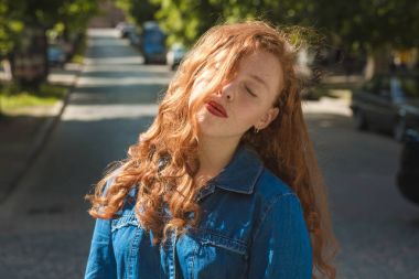 Kızıl saçlıya modeli ile kapalı e güneş ışınlarının kot gömlek