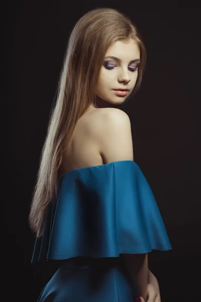 Belle jeune femme avec de longs cheveux blonds et robe bleue avec — Photo