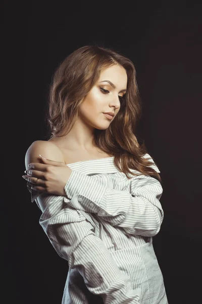 Ρομαντικό νεαρή κοπέλα ποζάρει στο Ανδρικό πουκάμισο στο studio — Φωτογραφία Αρχείου