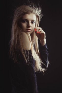 Uzun sarı saçlı gölgesinde poz harika genç modeli