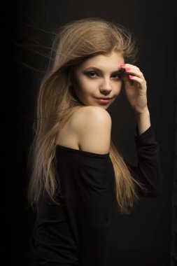 Stüdyoda uzun gür saçlı ihale genç sarışın model