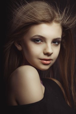 Moti uzun saçlı güzel genç model closeup portresi