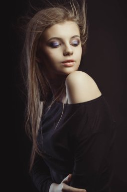 Glitter boynunda ve onu esen rüzgar ile genç ve güzel kadın