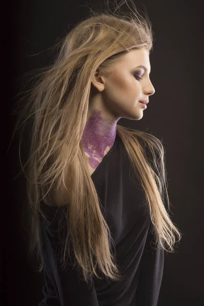 Mujer joven de moda con purpurina en el cuello y el viento soplar —  Fotos de Stock