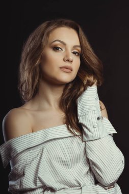 Güzel esmer model erkekler gömleği stüdyoda poz