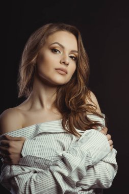 Erkekler gömleği siyah bir backgro üzerinde poz şanlı esmer kadın