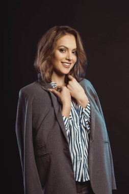 Genç model gömlek ve gri ceket poz gülümseyen