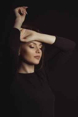 Stüdyo portre kapalı gözler ile genç şehvetli modelinin