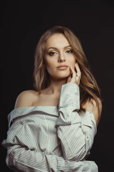 Sihir esmer kadın erkekler gömleği siyah bir adam üzerinde poz