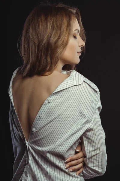 Σέξι νεαρή κοπέλα ποζάρει στο Ανδρικό πουκάμισο με γυμνή πλάτη — Φωτογραφία Αρχείου