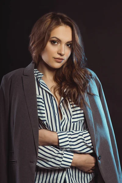 Jonge vrouw met weelderige brunette haar jas dragen — Stockfoto