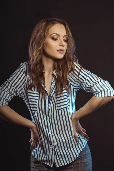 Atractiva joven modelo posando en camisa a rayas en el estudio — Foto de Stock