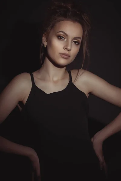 Modelo morena Glamor em vestido preto no estúdio — Fotografia de Stock