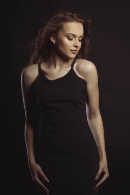 Kıvırcık saçlı ve kapalı gözler ihale esmer modeli