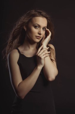 Siyah elbise lüks esmer modelinde motio kıvırcık saçlı