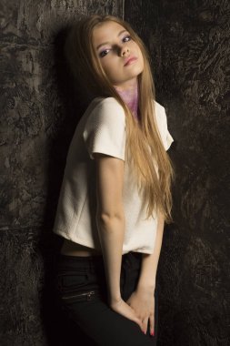 Çekici sarışın model parlak makyaj ve menekşe glitter 