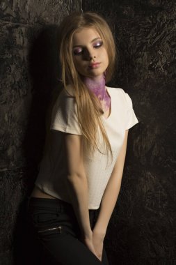 Genç sarışın model parlak makyaj ve glitter üzerinde portresi