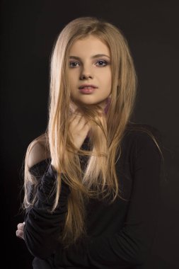 Güzel bayanı mükemmel makyaj stüdyoda poz ile