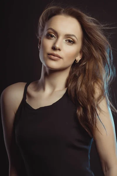 Foto de close-up de belo modelo jovem com cabelo encaracolado em movimento — Fotografia de Stock