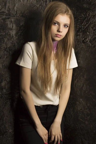 Dicsőséges fiatal modell ragyogó smink és ő lila csillám — Stock Fotó