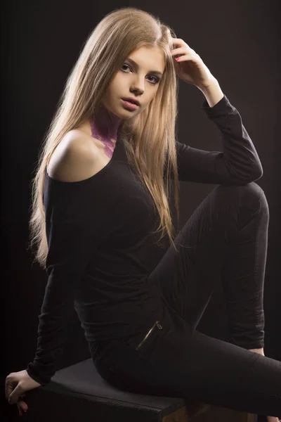 Fashionable young woman with glitter on her neck posing at the d — Stock Photo, Image