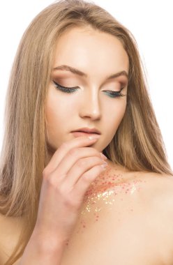 Profesyonel makyaj ve glitter h üzerinde muhteşem sarışın model