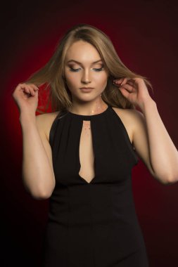 Doğal makyaj ve yemyeşil sarışın saç moda bayan