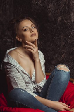 Seksi esmer Bayan gömlek ve yırtık jea doğal makyaj ile