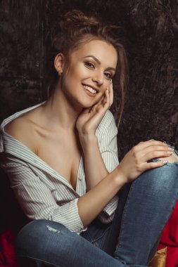 Esmer Bayan gömlek ve yırtık jea doğal makyaj ile gülümseyen