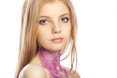 Yaratıcı makyaj ile çok güzel sarışın kadın. Stüdyo vurdu