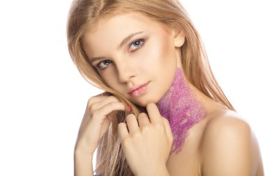 Yaratıcı makyaj üzerinde beyaz bir bac poz ile çekici genç kadın