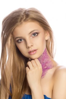 Yaratıcı makyaj üzerinde stüdyoda poz ile muhteşem sarışın model