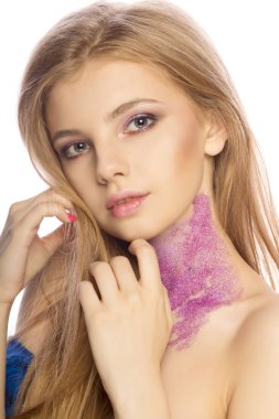 Harika sarışın model üzerinde stüdyoda poz glitter makyaj ile