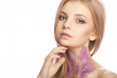 Güzel sarışın model parlak makyaj stüdyosu ile