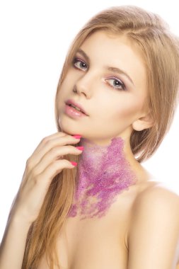 Mükemmel sarışın model üzerinde stüdyoda poz sihir makyaj ile bir 