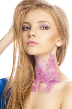 Harika sarışın model üzerinde stüdyoda poz sihir makyaj ile 