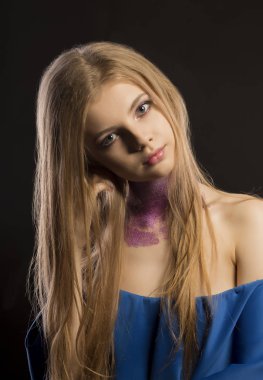 Glitter makyaj ve elbise ile çıplak çekici sarışın kadınla