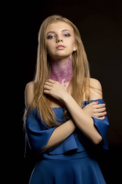 Güzel sarışın parlak makyaj ile model ve çıplak sh elbise