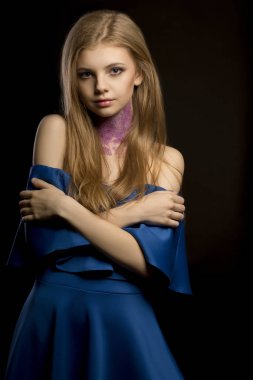 Yaratıcı makyaj ve elbise nake ile çekici sarışın kadınla