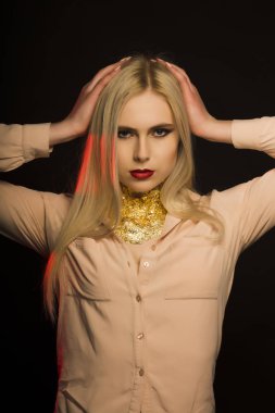 Uzun saç ve boynundaki altın folyo ile muhteşem sarışın model