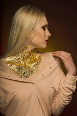 Sihir genç model parlak makyaj kırmızı renk ve altın folyo ile