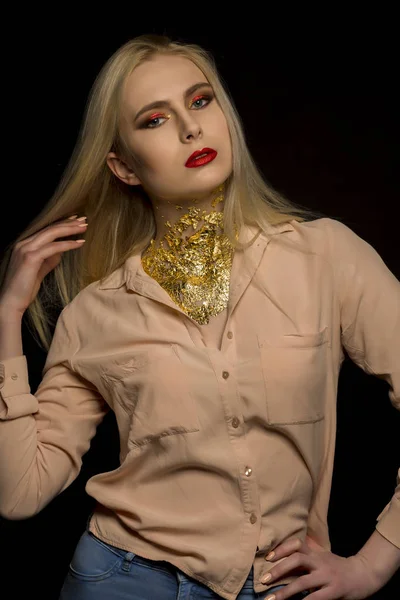 Модна молода модель з ідеальним макіяжем червоного кольору і золота — стокове фото