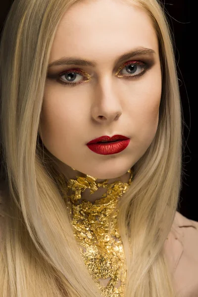 Closeup retrato de modelo loira com folha de ouro em seu pescoço posi — Fotografia de Stock