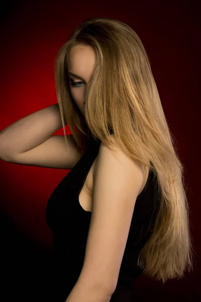 Stylowy model z naturalnego makijażu i bujne blond włosy — Zdjęcie stockowe
