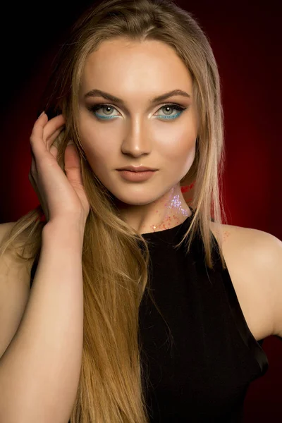 Menina bonita com maquiagem natural e cabelo loiro exuberante — Fotografia de Stock